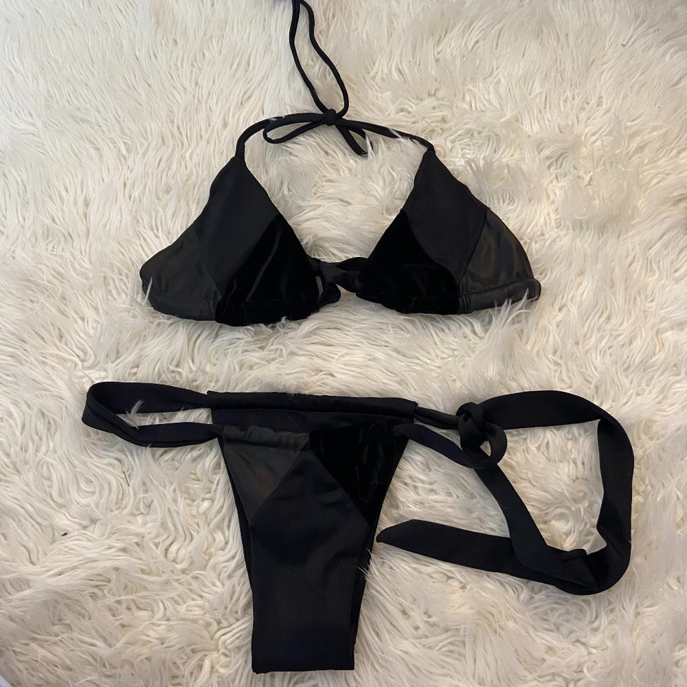 AV8CH Black velvet and leather bikini set